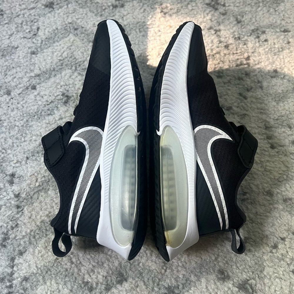 NWOT Nike Air Zoom Arcadia Boys Running Shoes Tennis Shoes Black White Sneakers - Picture 6 of 13